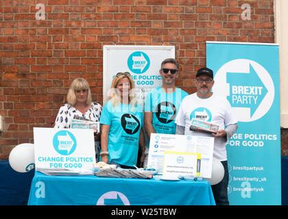 Banbury, Oxfordshire, 6. Juli 2019 Mitglieder der Brexit Party (UK) Händigen Sie Kopien Ihrer Zeitung "Die Brexiteer' an Ständen auf dem Marktplatz, Banbury. Dies ist Teil eines "nationalen Aktionstag", auf die die Brexit Staat sie darauf abzielten, Stände in jeder Grafschaft in England. Bridget Catterall Alamy leben Nachrichten Stockfoto