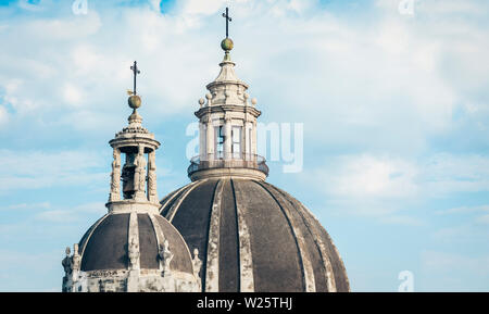 Kuppeln der Kathedrale die hl. Agatha gewidmet. Der Blick auf die Stadt Catania, Sizilien, Italien Stockfoto
