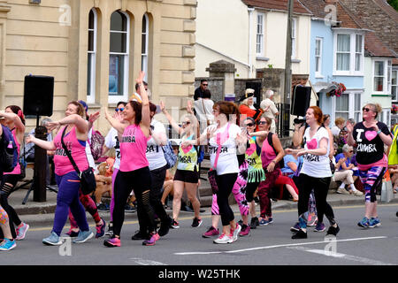 Thornbury, South Glos, England, Großbritannien, 6. Juli 2019. Die Parade ist eine sehr geliebt Community Event und einer der gesellschaftlichen Höhepunkte der Thornbury Kalender, Zeichnung in über 8.000 Besucher. Die Parade begann um 11 Uhr und entlang bewegt die Castle Street, bevor Sie auf das Spielfeld. Thema in diesem Jahr ist der Sport für alle. Credit: Herr Standfast/Alamy leben Nachrichten Stockfoto