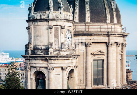Kuppeln der Kathedrale die hl. Agatha gewidmet. Der Blick auf die Stadt Catania, Sizilien, Italien Stockfoto
