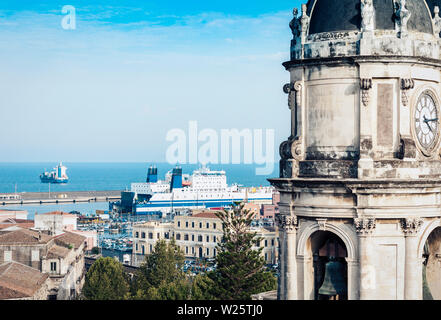 Kuppeln der Kathedrale die hl. Agatha gewidmet. Der Blick auf die Stadt Catania, Sizilien, Italien Stockfoto
