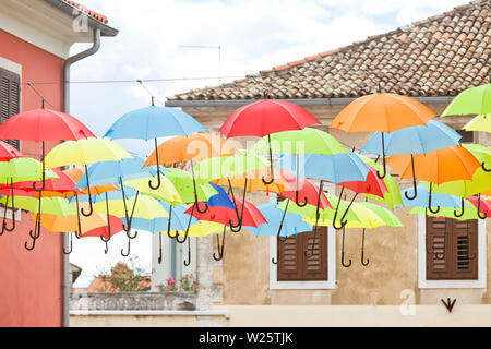 Novigrad, Istrien, Kroatien, Europa - bunte Sonnenschirme in den Straßen von Novigrad Stockfoto