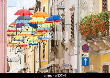 Novigrad, Istrien, Kroatien, Europa - Traditionelle jährliche Feier in den Straßen von Novigrad Stockfoto