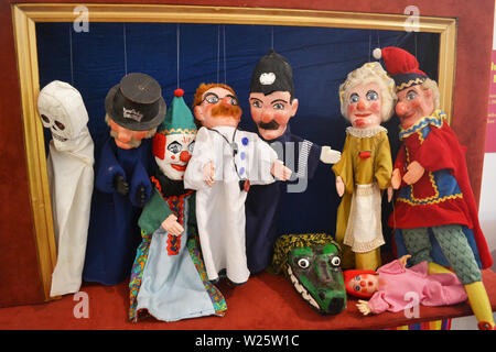 Marionetten in ein Kasperletheater in Shrewsbury Museum und Kunstgalerie, Shrewsbury, Shropshire, Großbritannien Stockfoto