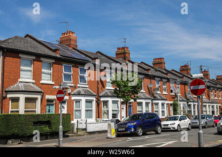 Ein Haus mit einem Solarpanel in einer Reihe viktorianischer Reihenhäuser in Cheltenham UK Stockfoto