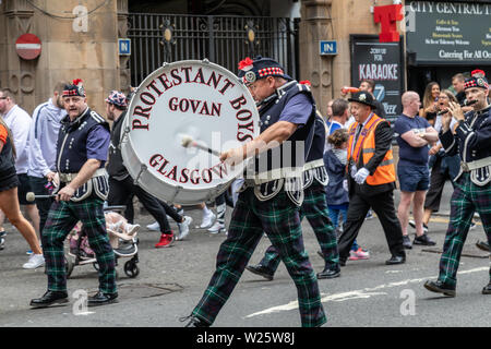 Die 2019 jährliche Orange Walk in Glasgow zieht Tausende von Zuschauern und Teilnehmern. Die Parade in diesem Jahr eine geänderte Route nach einem Vorfall im Jahr 2018, in dem ein katholischer Priester war, spuckte auf. Stockfoto