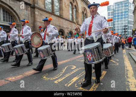 Die 2019 jährliche Orange Walk in Glasgow zieht Tausende von Zuschauern und Teilnehmern. Die Parade in diesem Jahr eine geänderte Route nach einem Vorfall im Jahr 2018, in dem ein katholischer Priester war, spuckte auf. Stockfoto