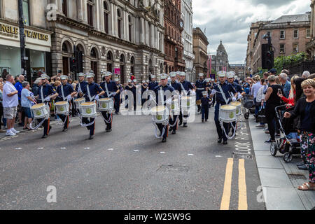 Die 2019 jährliche Orange Walk in Glasgow zieht Tausende von Zuschauern und Teilnehmern. Die Parade in diesem Jahr eine geänderte Route nach einem Vorfall im Jahr 2018, in dem ein katholischer Priester war, spuckte auf. Stockfoto