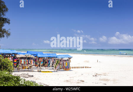 Erstaunlich Diani Beach Marine, weißer Sand und Holz mit bunten Souvenirs Stall, Kenia Stockfoto