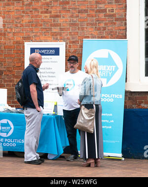 Banbury, Oxfordshire, 6. Juli 2019 Mitglieder der Brexit Party (UK) Händigen Sie Kopien Ihrer Zeitung "Die Brexiteer' an Ständen auf dem Marktplatz, Banbury. Dies ist Teil eines "nationalen Aktionstag", auf die die Brexit Staat sie darauf abzielten, Stände in jeder Grafschaft in England. Bridget Catterall Alamy leben Nachrichten Stockfoto