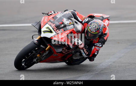 Chaz Davies in Aktion während des Rennens Tag eins des Britischen Grand Prix der Motul FIM Superbike Weltmeisterschaft in Donington Park. Stockfoto