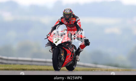 Chaz Davies in Aktion während des Rennens Tag eins des Britischen Grand Prix der Motul FIM Superbike Weltmeisterschaft in Donington Park. Stockfoto