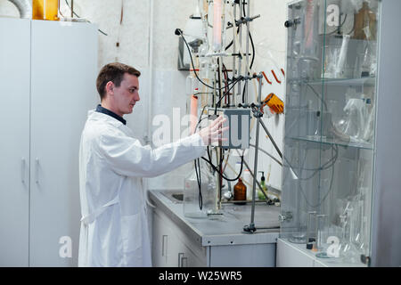 Wissenschaftler führt chemische Experimente im Labor Stockfoto