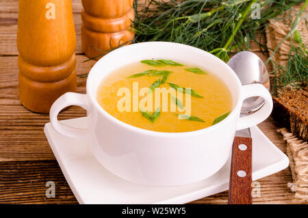 Hühnerbrühe Suppe in weiße Platte. Foto Stockfoto