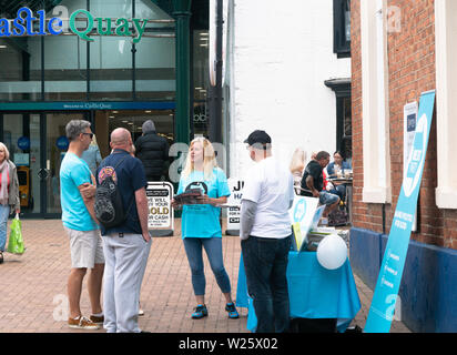 Banbury, Oxfordshire, 6. Juli 2019 Mitglieder der Brexit Party (UK) Händigen Sie Kopien Ihrer Zeitung "Die Brexiteer' an Ständen auf dem Marktplatz, Banbury. Dies ist Teil eines "nationalen Aktionstag", auf die die Brexit Staat sie darauf abzielten, Stände in jeder Grafschaft in England. Bridget Catterall Alamy leben Nachrichten Stockfoto