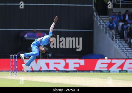 Leeds, Großbritannien. 6. Juli, 2019. Hardik Pandya von Indien bowling während der ICC Cricket World Cup 2019 Übereinstimmung zwischen Indien und Sri Lanka im Emerald Headingley Leeds am Samstag, den 6. Juli 2019. (Credit: Mark Fletcher | MI Nachrichten) Credit: MI Nachrichten & Sport/Alamy leben Nachrichten Stockfoto