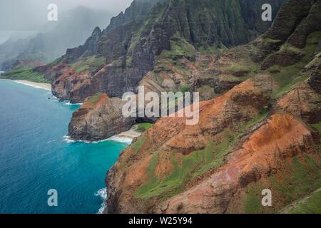 Schöne Luftaufnahme von Napali Küste und steilen Felsen während Ein nebliges Wetter Stockfoto