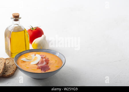 Salmorejo cordobes typisch spanische Tomatensuppe ähnlich die Gazpacho, gekrönt mit Jamon Serrano und Eier Stockfoto