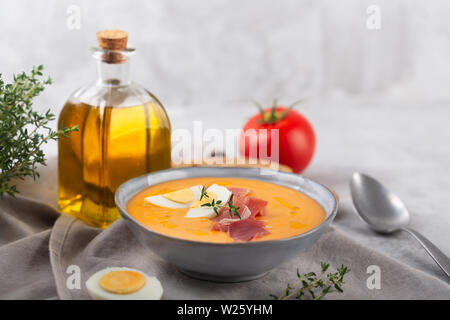 Salmorejo cordobes typisch spanische Tomatensuppe ähnlich die Gazpacho, gekrönt mit Jamon Serrano und Eier Stockfoto