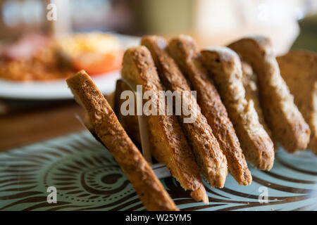 Scheiben geröstetes Brot mit einer Kruste auf einem Tisch mit einem unscharfen Hintergrund Stockfoto