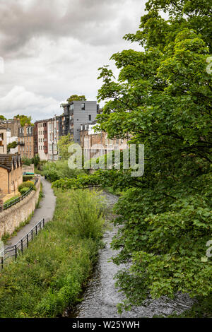 Blick hinunter eine Brücke in Stockbridge, Edinburgh, um das Wasser von Leith, mit grünen Bäumen und einem Pfad Stockfoto