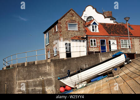 Fischerboot auf Rampe, Sheringham festgemacht, Großbritannien Stockfoto