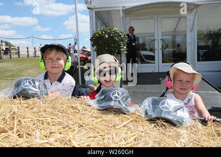 Goodwood, West Sussex, UK. 6. Juli 2019. Junge Motorsport Fans am Goodwood Festival der Geschwindigkeit - Die Geschwindigkeit der Könige Motorsport Astro-rekorde", in Goodwood, West Sussex, UK. © Malcolm Greig/Alamy leben Nachrichten Stockfoto