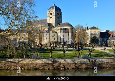 Der Fluss Sarthe mit der Basilika Notre-Dame in Alençon der Region Basse-Normandie in Frankreich Stockfoto