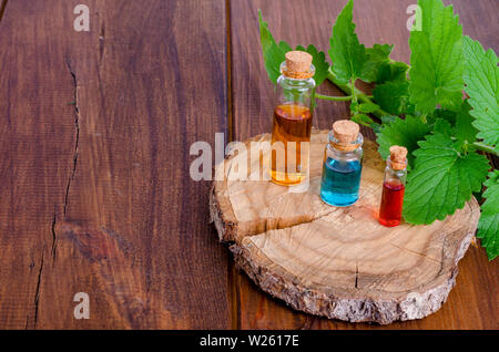 Glas Flaschen Aroma Essential Öl auf Holz- Hintergrund, Bild für eine alternative Therapie Medizin Stockfoto