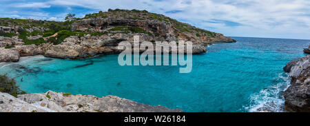 Cala Marmols. Kleiner Strand mit Klippen und kristallklarem Wasser auf Mallorca, Spanien Stockfoto