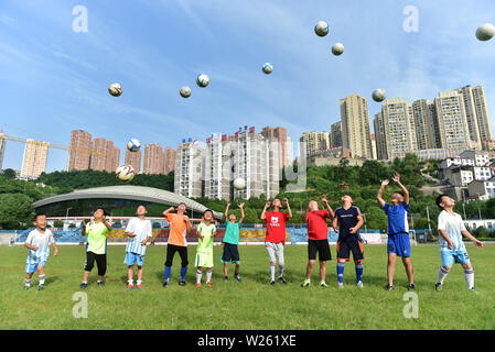 China. 6. Juli, 2019. (190706) -- ZIGUI, Juli 6, 2019 (Xinhua) - Studenten spielen auf einem Fußballplatz in Zigui Grafschaft von Yichang City, Chinas Provinz Hubei, 6. Juli 2019. (Foto von Wang Huifu/Xinhua) Quelle: Xinhua/Alamy leben Nachrichten Stockfoto