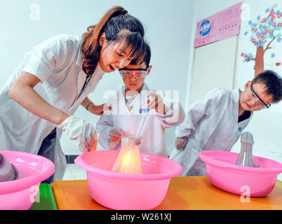 China. 6. Juli, 2019. (190706) - TANGSHAN, Juli 6, 2019 (Xinhua) - ein Mitarbeiter und Kinder nehmen in einem Experiment an einem Kinder activity center in zunhua von Tangshan City, im Norden der chinesischen Provinz Hebei, 6. Juli 2019. (Foto von Liu Mancang/Xinhua) Quelle: Xinhua/Alamy leben Nachrichten Stockfoto