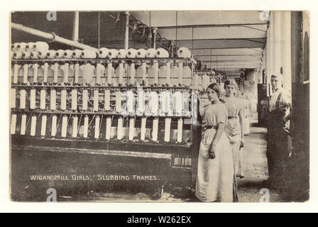 Frühe Postkarte unten gedruckt wird 'Wigan Mühle Mädchen, slubbing frames', mit Aufseher/Meister stand neben slubbing Frames - eine Maschine verwendet, um die Fasern in der Baumwolle zu begradigen vor spinning 'Lancashire Lasses', um 1910, Wigan, Greater Manchester, Großbritannien Stockfoto