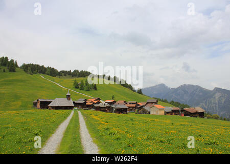 Schweizer Dorf liegt hoch oben auf einem Hügel. Anfang Sommer. Stockfoto