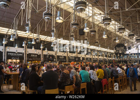 Interieur food court des Time Out Markt im alten Mercardo da Ribeira, Lissabon, Portugal, besetzt mit Menschen genießen die große Auswahl an Speisen angeboten Stockfoto