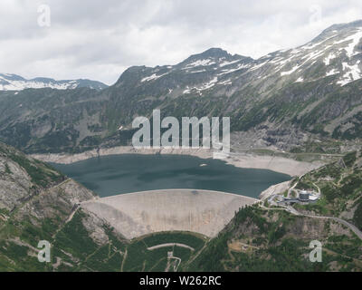 Talsperre eines Wasserkraftwerks Triebwerk in atemberaubenden alpinen Landschaft - Maltastaudamm und Kolbreinspeicher Tal in Malta, Kärnten, Österreich Stockfoto