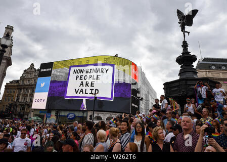 Piccadilly Circus, London, UK. 6. Juli 2019. Der Stolz in London 2019 Parade durch Piccadilly Circus. Quelle: Matthew Chattle/Alamy leben Nachrichten Stockfoto