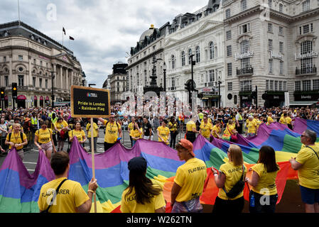 Piccadilly Circus, London, UK. 6. Juli 2019. Der Stolz in London 2019 Parade durch Piccadilly Circus. Quelle: Matthew Chattle/Alamy leben Nachrichten Stockfoto