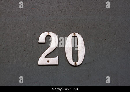 Haus Nummer 20 mit den 24 in silber Metall Ziffern auf schwarzem Holz vordere Klappe Stockfoto