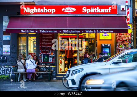 Leute, die vor einem Nachtladen trinken, Spati Spatkauf in Berlin Kreuzberg, Deutschland Stockfoto