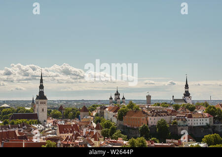 TALLINN, Estland - Juli 07, 2017: Blick auf die Mauer Zentrum der Stadt Tallinn in Estland und Alexander Nevsky Kathedrale Stockfoto