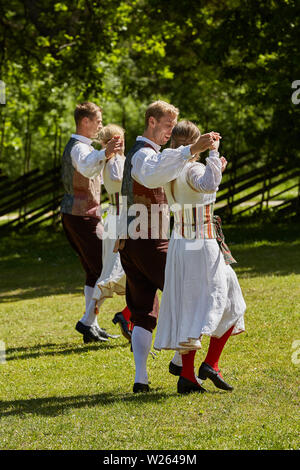 TALLINN, Estland - Juli 07, 2017: Lokale Tänzer und ihre traditionelle Aufführung am Open Air Museum, Vabaohumuuseumi kivikulv, Rocca Al Mare Clos Stockfoto