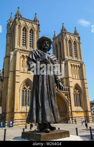 Bristol, Großbritannien, 29. Juni 2019: eine Statue des historischen Indische reformer Raja Rammohun Roy, außerhalb der herrlichen Kathedrale von Bristol in Bristol, UK. Stockfoto