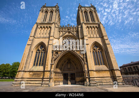 Bristol, Großbritannien, 29. Juni 2019: Ein Blick auf die prächtige Kathedrale von Bristol in der Stadt Bristol, England. Stockfoto