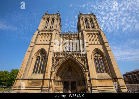 Bristol, Großbritannien, 29. Juni 2019: Ein Blick auf die prächtige Kathedrale von Bristol in der Stadt Bristol, England. Stockfoto