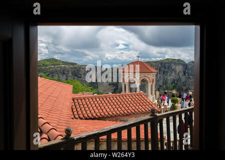 Meteora, Griechenland - April 2019: Touristen gehen auf den Innenhof im Kloster Varlaam Stockfoto