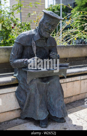 Bristol, Großbritannien - 30.Juni 2019: eine Statue des historischen englischen Gelehrten und führende Persönlichkeit der protestantischen Reformation William Tyndale, gelegen auf Millen Stockfoto