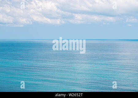 Ruhige See oder Meer und blauer Himmel Hintergrund Stockfoto