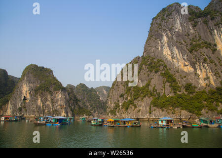 Die schwimmenden Dorf an den Wassern von Ha Long Bay, Vietnam Stockfoto