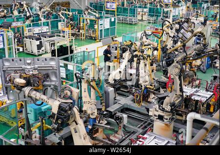 (190706) - SHIJIAZHUANG, Juli 6, 2019 (Xinhua) - Foto am Juli 6, 2019 zeigt eine Produktionslinie zu einem lokalen Automobil Technologie Unternehmen in Huanghua Stadt Cangzhou, im Norden der chinesischen Provinz Hebei. Im Rahmen einer regionalen koordinierte Entwicklung planen, Cangzhou hat aus den Branchen von Peking und Tianjin nahm profitierte, zwei nahe gelegenen Metropolen. Es hat auch einen guten Job in die Nutzung der wissenschaftlichen und technologischen Errungenschaften. In den letzten fünf Jahren rund 1.300 Projekte in der Herstellung, in der modernen Pharmazie, eco-Technologie und andere Felder auf Cangzhou eingeführt worden mit der Stockfoto